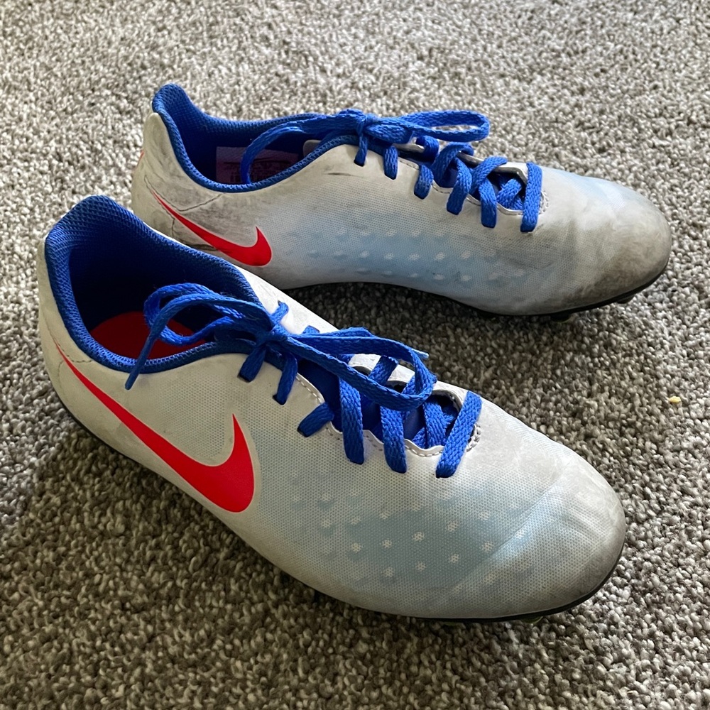 Nike Junior Magista size 2Y Soccer Cleats white and blue